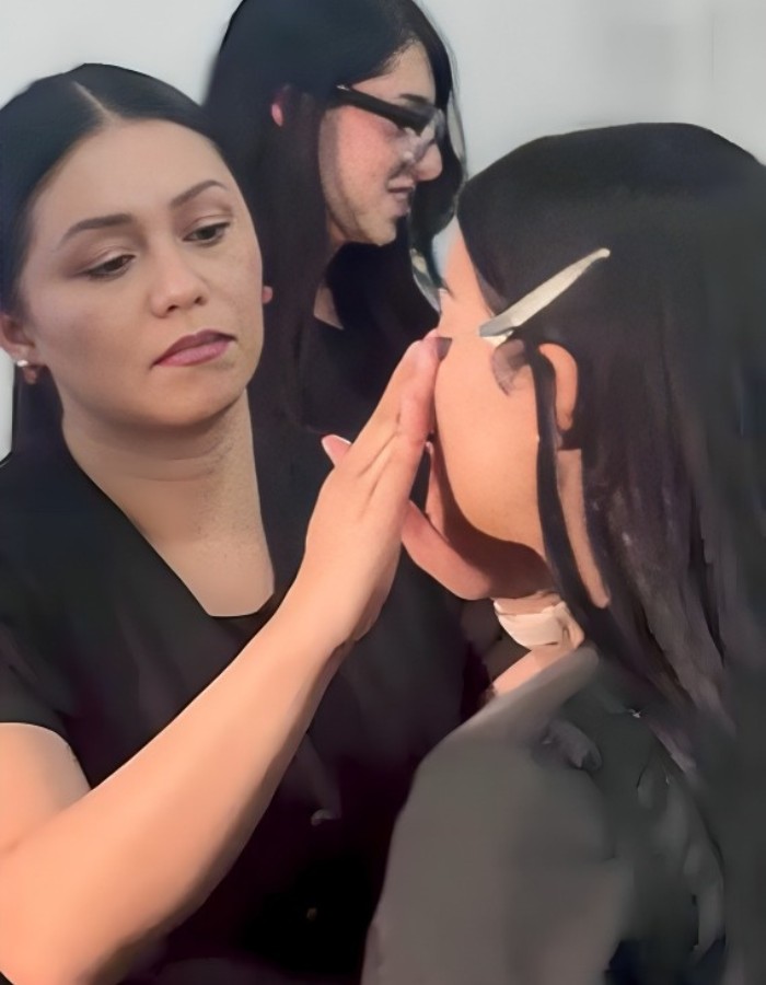 Galería de peinados realizados en Bogotá para novias, eventos, sesiones fotográficas y ocasiones especiales. Peinadora profesional con experiencia en estilos sueltos, semirecogidos, recogidos completos y peinados express.