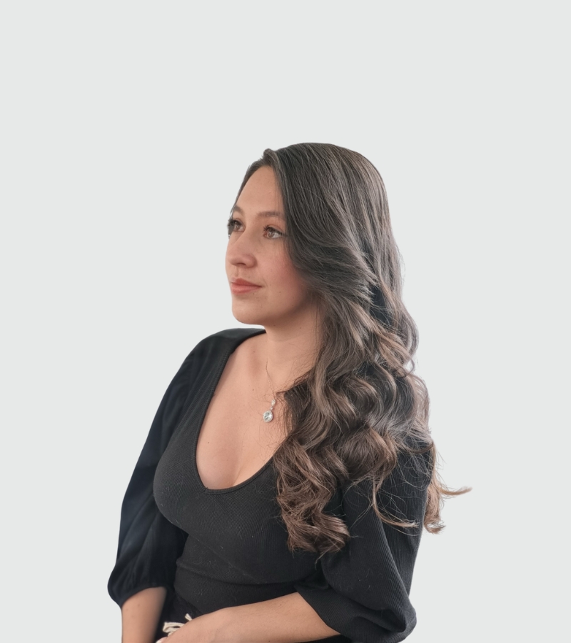 Galería de peinados realizados en Bogotá para novias, eventos, sesiones fotográficas y ocasiones especiales. Peinadora profesional con experiencia en estilos sueltos, semirecogidos, recogidos completos y peinados express.